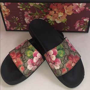 GUCCI: GG SUPREME BLOOM SLIDES